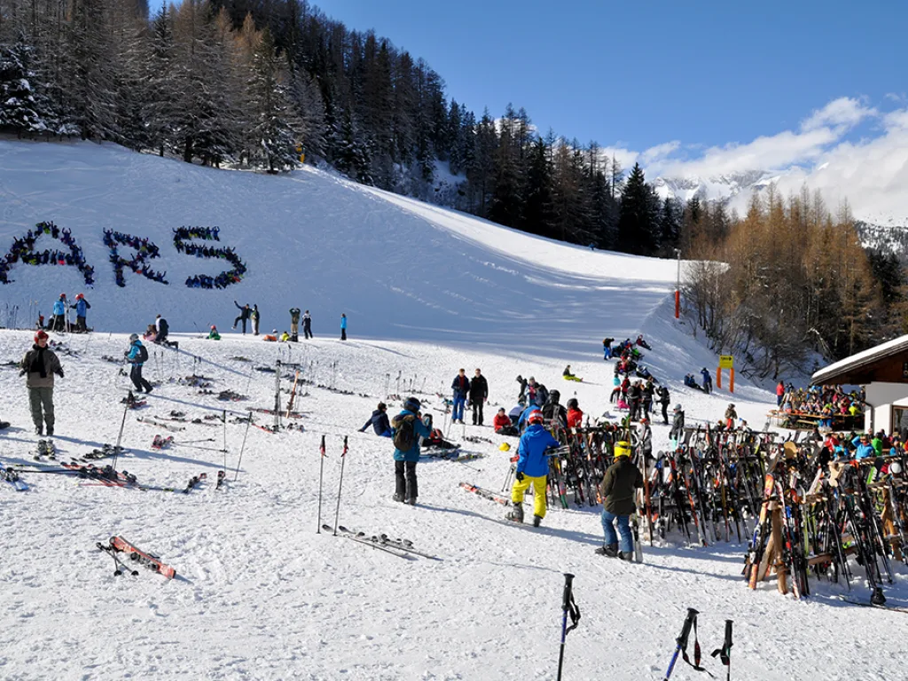 Der Schriftzug ARS über der belebten Talstation.